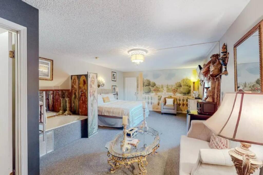 Jacuzzi Suite 206 At Tradewinds Eureka Springs Exterior photo