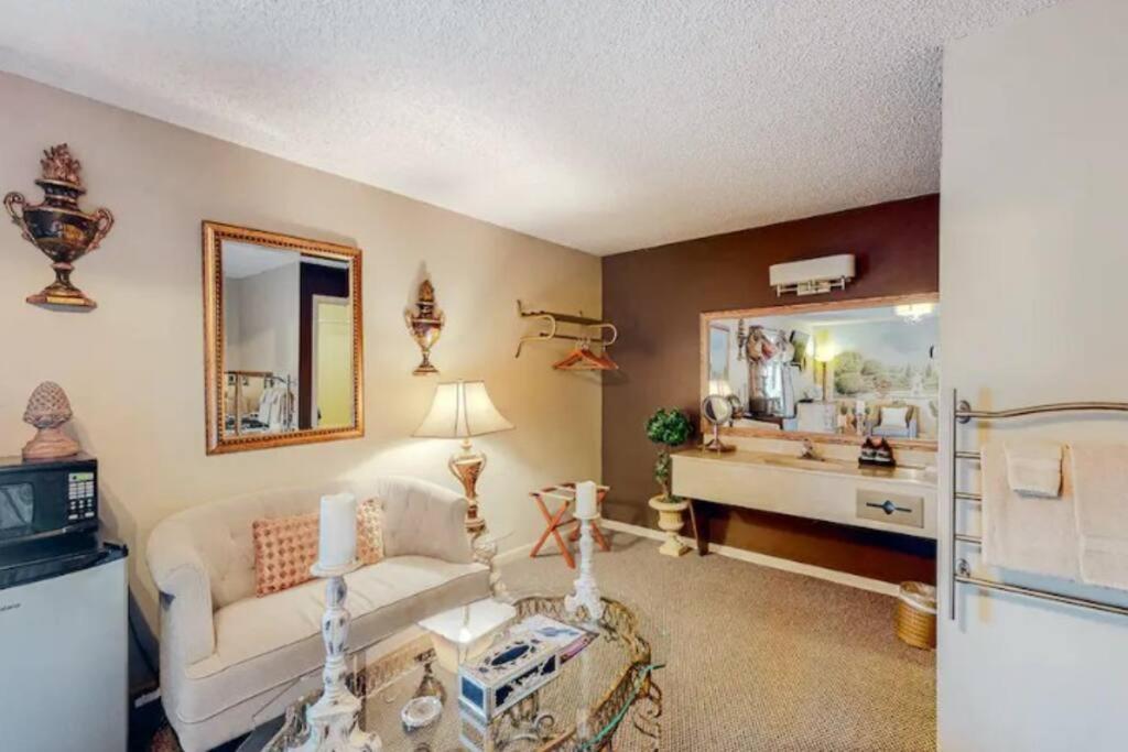 Jacuzzi Suite 206 At Tradewinds Eureka Springs Exterior photo