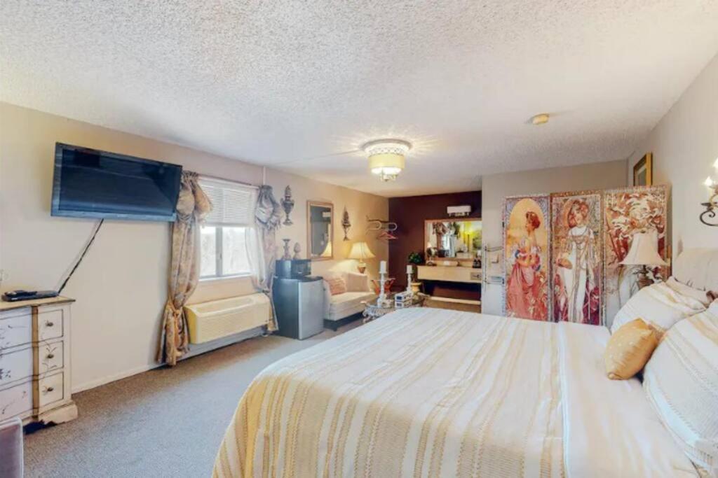 Jacuzzi Suite 206 At Tradewinds Eureka Springs Exterior photo